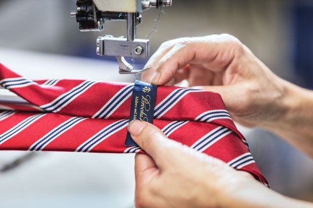 Produktion Firmenkrawatten Tücher Schals mit Logo