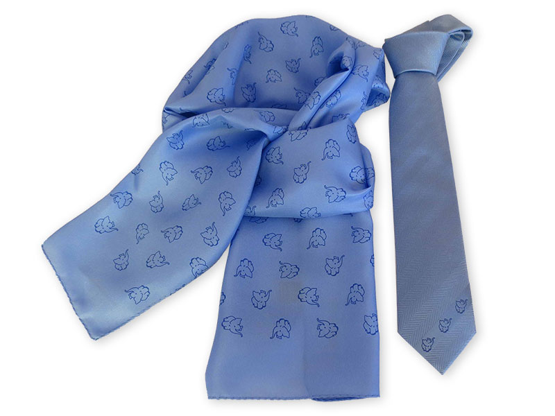 Krawatten mit Logo an immer gleicher Stelle eingearbeitet und passende Schals mit Streumuster