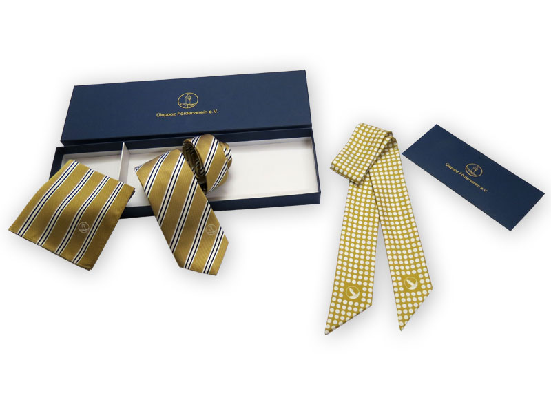 Krawatten, Einstecktücher und Twillies im CI-Design